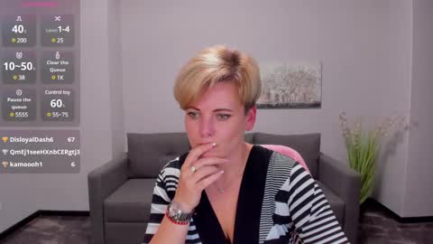 Snapshot of julia_wilsons chatting on December 11, 4:42 pm Julia online show from December 11, 4:42 pm