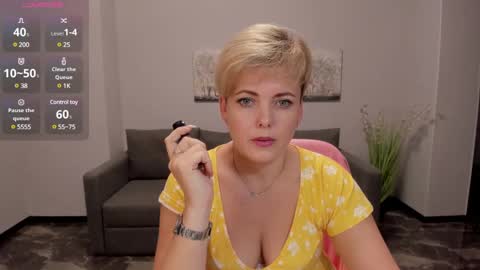Snapshot of julia_wilsons chatting on December 15, 11:12 am Julia online show from December 15, 11:12 am