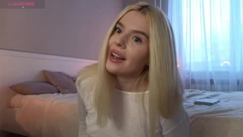 Snapshot of juliacontrol chatting on December 23, 6:22 am Molly online show from December 23, 6:22 am