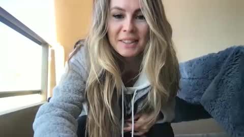 julialemilf online show from April 18, 8:18 am