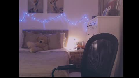 julialiones online show from March 12, 6:25 pm