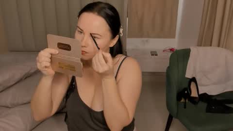 juliamillss online show from November 17, 4:51 am