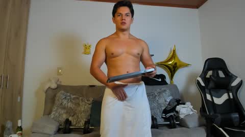 julian_wallace online show from December 20, 4:47 pm