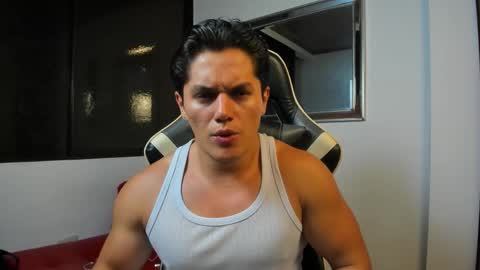 julian_wallace online show from February 3, 10:59 pm