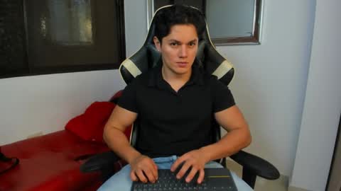 julian_wallace online show from February 9, 9:19 pm