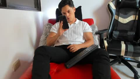 Snapshot of julian_wallace chatting on April 27, 6:28 pm julian_wallace online show from April 27, 6:28 pm