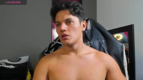 julian_wallace online show from June 11, 4:16 pm