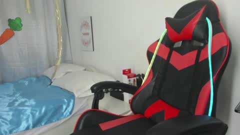 Julian online show from April 4, 7:00 pm