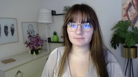 Julie online show from November 18, 2:43 pm