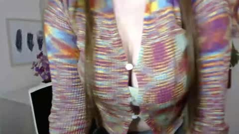 Julie online show from November 28, 3:47 pm