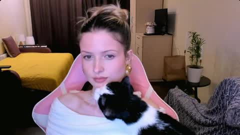 Julie online show from April 19, 6:10 pm