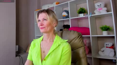 Snapshot of julie_lucasss chatting on March 5, 12:39 am Julie Lucasss online show from March 5, 12:39 am