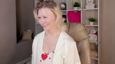 Snapshot of julie_lucasss chatting on March 10, 12:37 am Julie Lucasss online show from March 10, 12:37 am