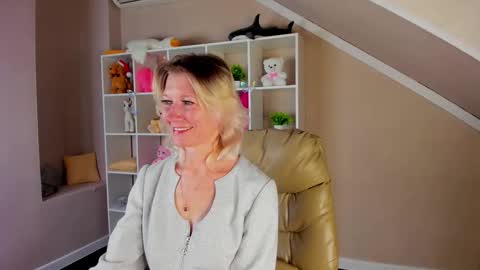 Snapshot of julie_lucasss chatting on March 14, 12:50 am Julie Lucasss online show from March 14, 12:50 am