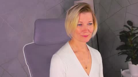 Snapshot of julie_lucasss chatting on March 20, 12:48 am Julie Lucasss online show from March 20, 12:48 am