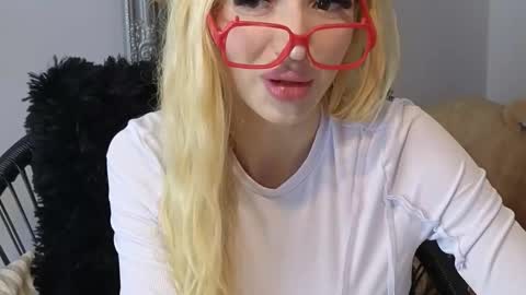 Snapshot of juliejuliette chatting on October 14, 12:50 pm Julia online show from October 14, 12:50 pm