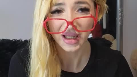 Snapshot of juliejuliette chatting on October 22, 11:43 am Julia online show from October 22, 11:43 am