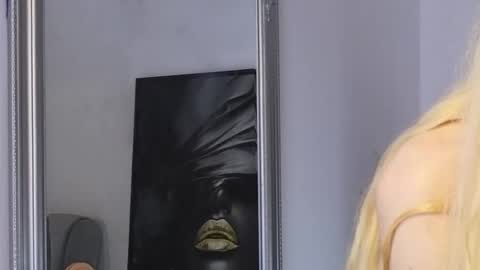 Snapshot of juliejuliette chatting on November 8, 1:17 am Julia online show from November 8, 1:17 am