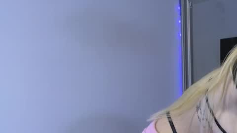 Snapshot of juliejuliette chatting on November 27, 8:44 pm Julia online show from November 27, 8:44 pm