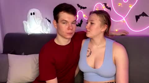 Snapshot of julielourens chatting on October 26, 8:09 am Julie and Thomas online show from October 26, 8:09 am