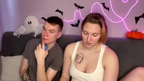 Snapshot of julielourens chatting on November 1, 8:38 am Julie and Thomas online show from November 1, 8:38 am