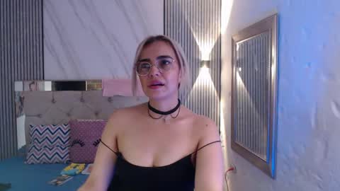 julieta__fox_ online show from April 20, 10:44 pm