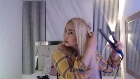 Snapshot of julieta__fox_ chatting on June 8, 3:56 pm julieta__fox_ online show from June 8, 3:56 pm