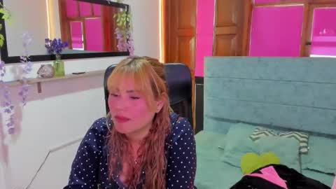 Snapshot of julieta_star69 chatting on April 4, 6:27 pm julieta_star69 online show from April 4, 6:27 pm