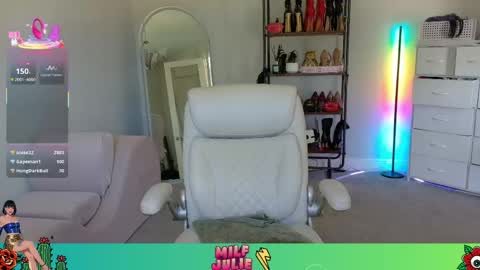 Julie online show from April 28, 3:50 pm