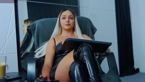 Snapshot of julliamilerrr chatting on October 17, 2:08 pm Julia online show from October 17, 2:08 pm