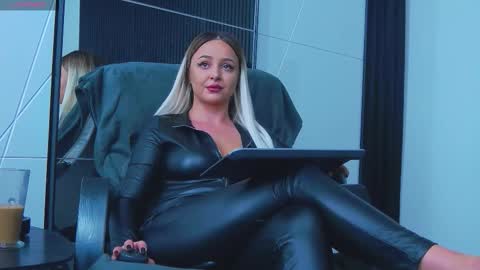 Snapshot of julliamilerrr chatting on October 18, 9:21 am Julia online show from October 18, 9:21 am