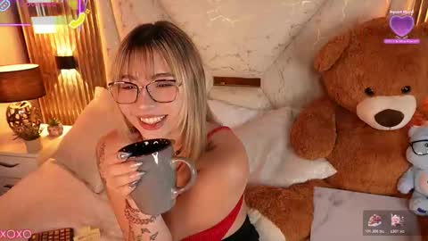 jullianapriv_ online show from February 12, 3:07 pm