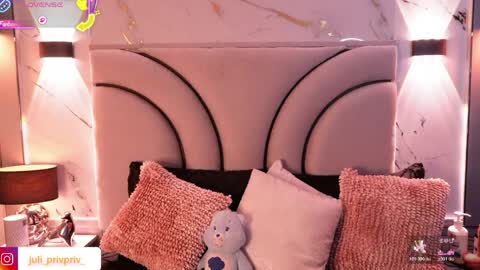 jullianapriv_ online show from April 7, 2:28 pm