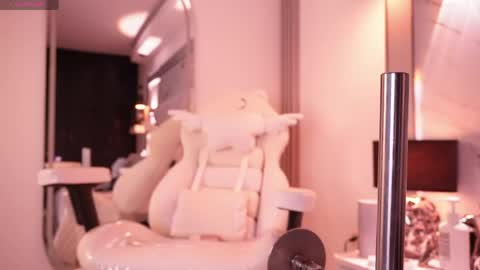 jullianapriv_ online show from April 18, 7:07 pm