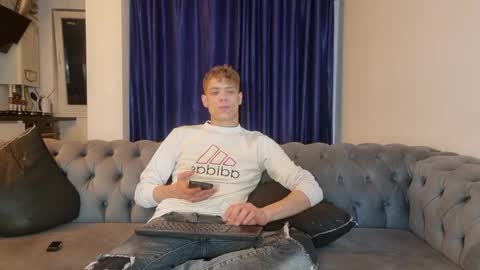 Snapshot of just_alexx12 chatting on December 21, 5:18 pm just_alexx12 online show from December 21, 5:18 pm