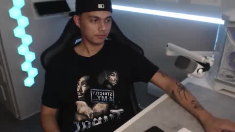 Snapshot of justagamerxxx chatting on December 5, 6:48 pm Rhys online show from December 5, 6:48 pm