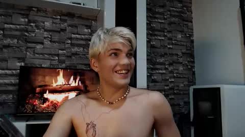 Snapshot of justin_cutie chatting on November 3, 7:04 pm U bf Justin online show from November 3, 7:04 pm