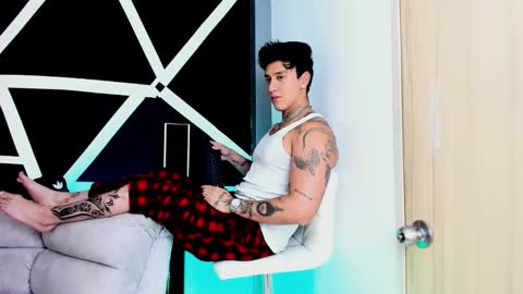 justinfuller_31 online show from October 12, 9:25 pm