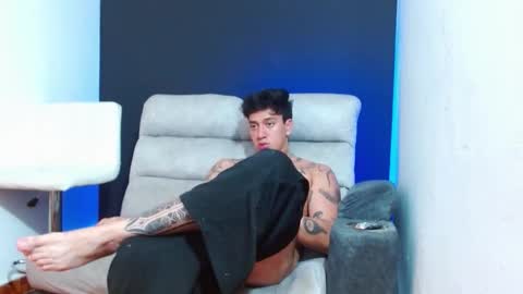 justinfuller_31 online show from March 16, 5:44 am