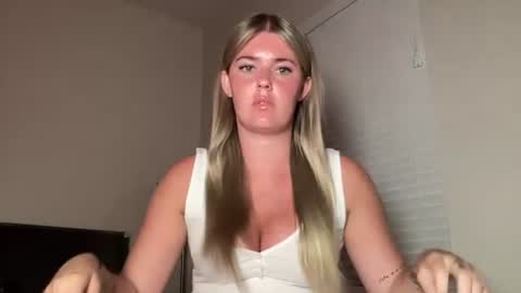 Snapshot of justlaciexx chatting on July 16, 2:17 am Lacie online show from July 16, 2:17 am