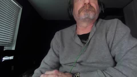 Snapshot of justmetool chatting on October 25, 10:15 pm Tool online show from October 25, 10:15 pm