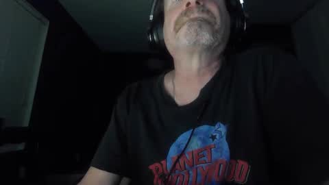 Snapshot of justmetool chatting on June 5, 9:37 am Tool online show from June 5, 9:37 am