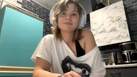 Snapshot of kaitlindumay chatting on June 22, 6:27 pm I am Lee ntmu Lets hit 10 Thumbs Up together online show from June 22, 6:27 pm