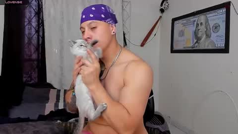 Snapshot of kaledd_musclee chatting on December 7, 10:06 pm Kaledd musclees room Master online show from December 7, 10:06 pm