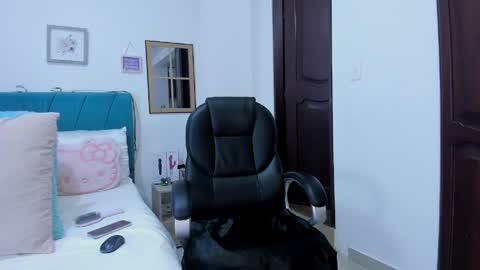 Kamilalopez online show from April 16, 9:50 pm