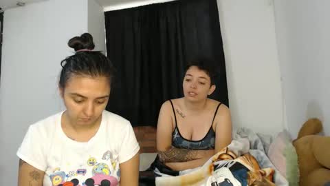 Snapshot of kammy_cami chatting on December 15, 12:53 pm kammy y camila online show from December 15, 12:53 pm