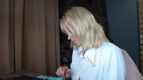 Snapshot of karina_fun chatting on September 19, 2:46 am karina online show from September 19, 2:46 am