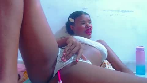 Snapshot of karla_latina_28 chatting on September 18, 10:23 pm karla latina 28 online show from September 18, 10:23 pm