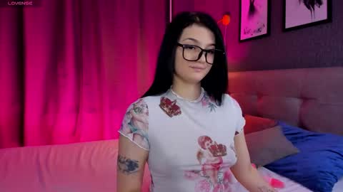 Snapshot of karlenegriess chatting on February 12, 12:38 am karlenegriess online show from February 12, 12:38 am