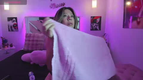 Snapshot of karly_moonn chatting on November 14, 8:51 pm Karly Moonns online show from November 14, 8:51 pm